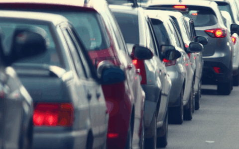 Villa Reatina nel caos: passaggio a livello blocca il traffico, automobilisti esasperati