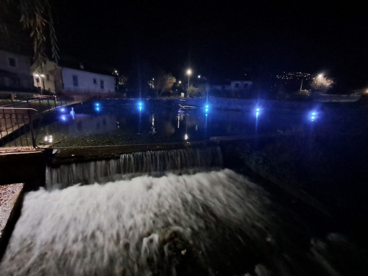 Monumento simbolo si illumina per i diritti dell’infanzia