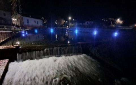 Monumento simbolo si illumina per i diritti dell’infanzia