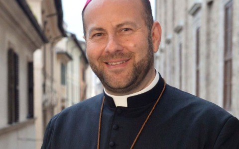 Monsignor Vito Piccinonna benedice la sede della LILT di Rieti e incoraggia i volontari