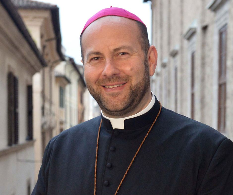 Monsignor Vito Piccinonna benedice la sede della LILT di Rieti e incoraggia i volontari