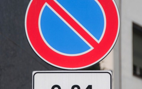 La rimozione del paletto stradale a Castelnuovo di Farfa: un’ordinanza scaduta solleva dubbi