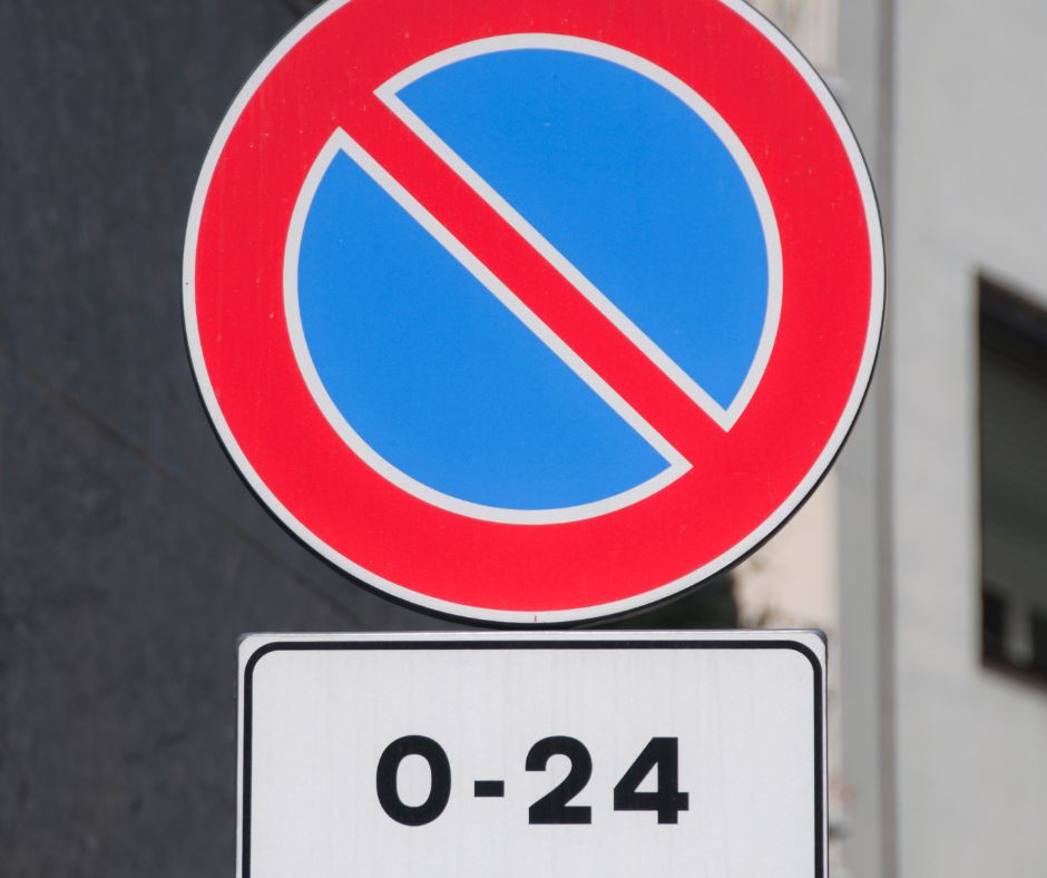 La rimozione del paletto stradale a Castelnuovo di Farfa: un’ordinanza scaduta solleva dubbi