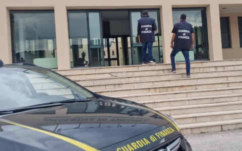 Sequestrati oltre 20mila prodotti da fumo per vendita non autorizzata