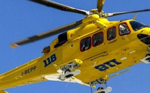 Un uomo di quaranta anni accoltellato, trasferito d’urgenza a Roma