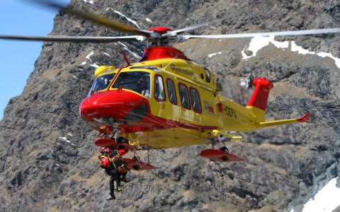 Un escursionista scivola sulla neve vicino al precipizio