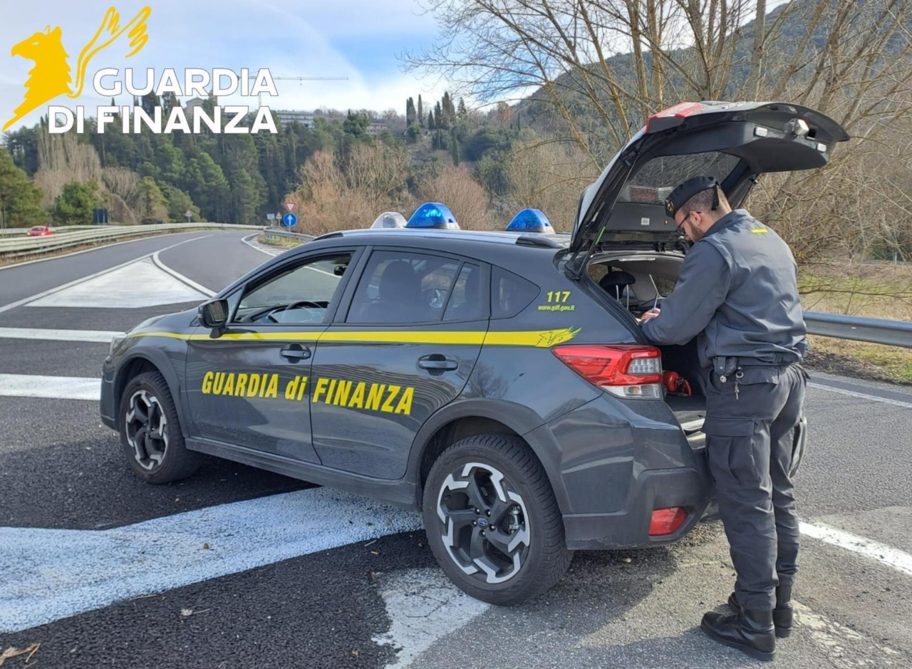 Controlli della Finanza sui prezzi dei carburanti: sanzionati tre distributori per irregolarità
