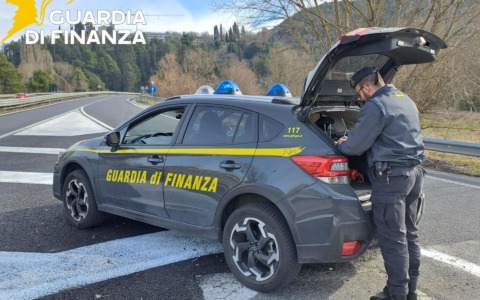 Controlli della Finanza sui prezzi dei carburanti: sanzionati tre distributori per irregolarità