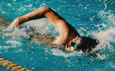 Alunni della scuola media “Basilio Sisti” trionfano ai campionati di nuoto